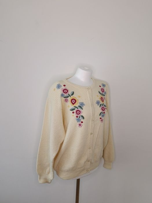 Przepiękny kardigan zapinany na guziki z wzorem kwiatowym