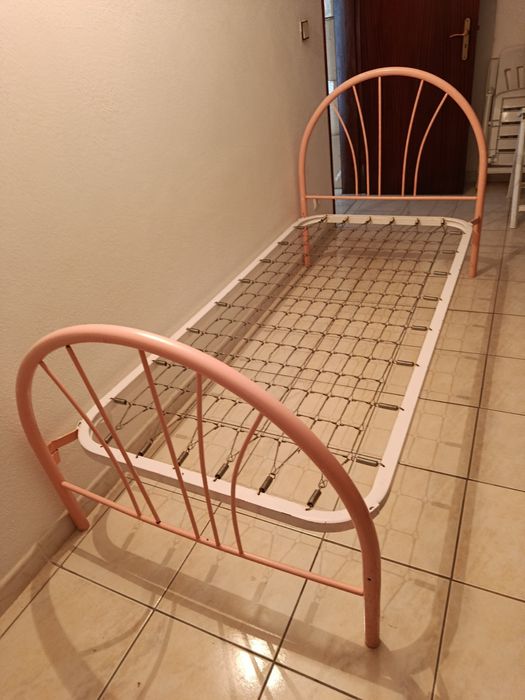 Cama de solteiro em ferro