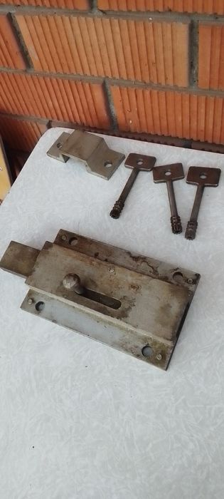 Замок дуже надійний на броньовані двері або гараж