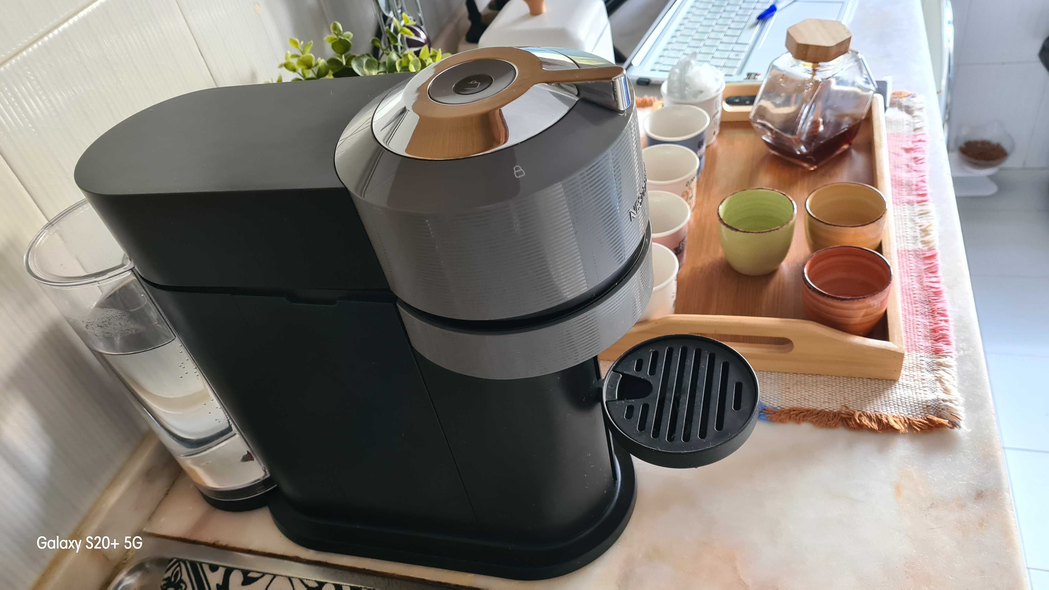 Máquina de café Nespresso praticamente nova
