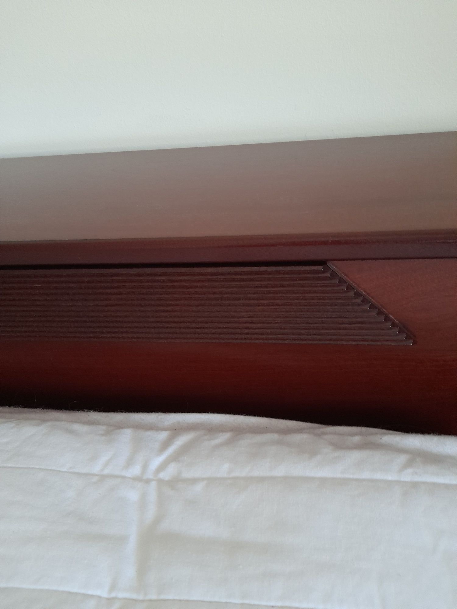 Cama de casal em mogno c/ estrado e duas mesas de cabeceira 1,40X190cm