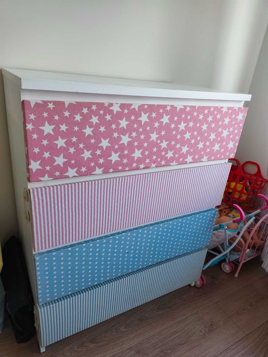 Vendo cómoda e mesa cabeceira IKEA para quarto criança