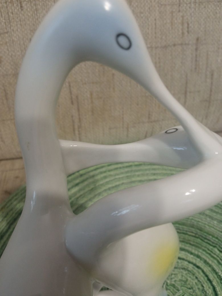 Porcelanowa para ptaków warzęch, płasko dziobów