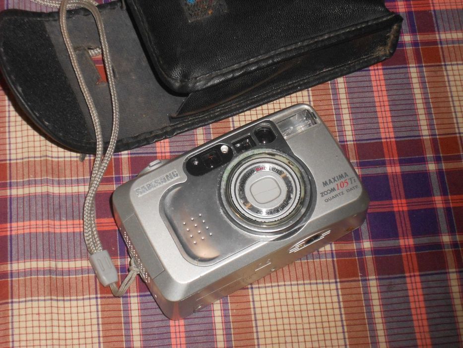 Duas maquinas fotograficas de rolo Samsung e Konica