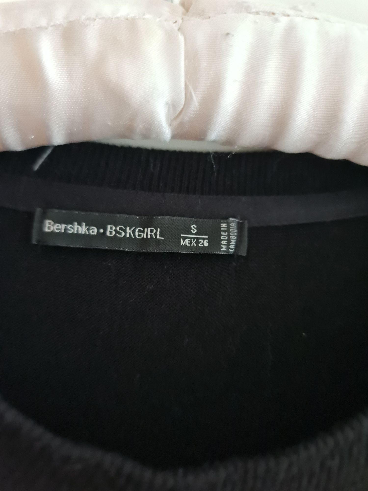 Czarny lekki sweter Bershka, z łatkami na łokciach