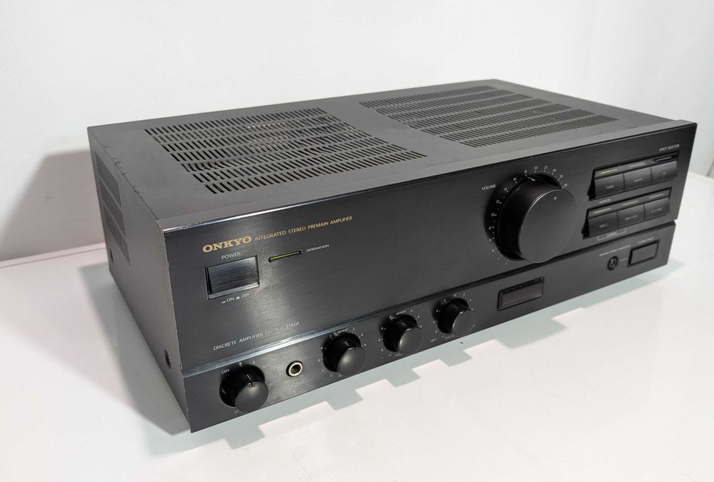 Підсилювач Onkyo A-8620, має 65 Вт/канал/транзисторний/4-16 Ом/Японія