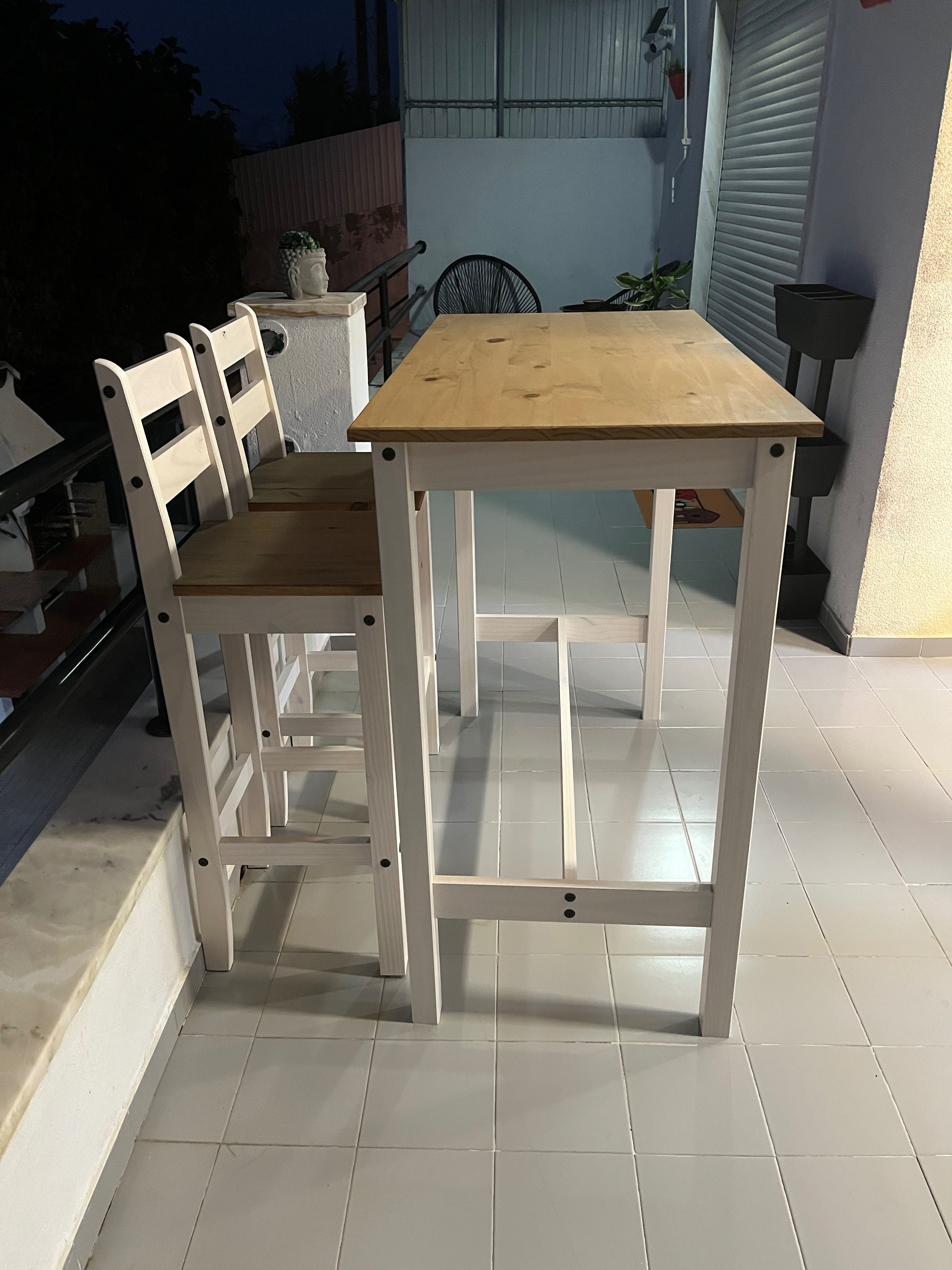 Mesa com duas cadeiras