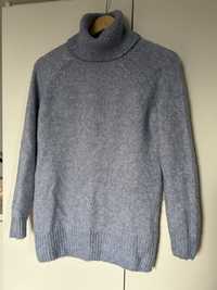 Niebieski sweter golf