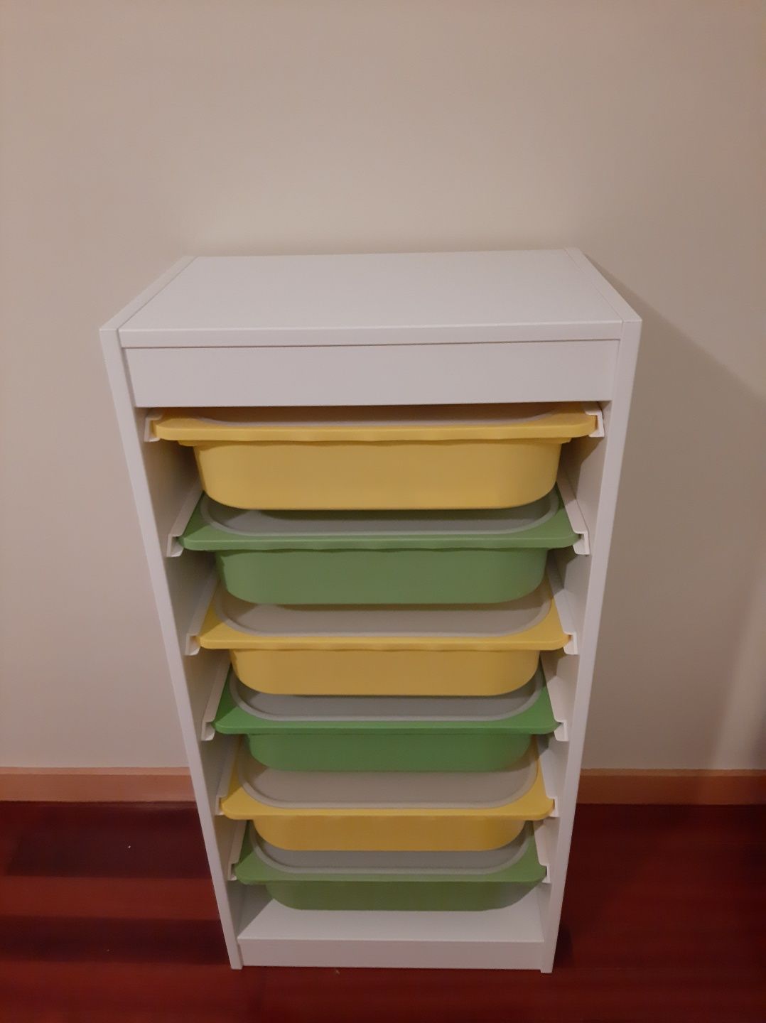 Estante com gavetas coloridas