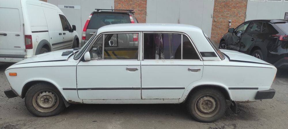 ВАЗ 2106 на повному ходу.