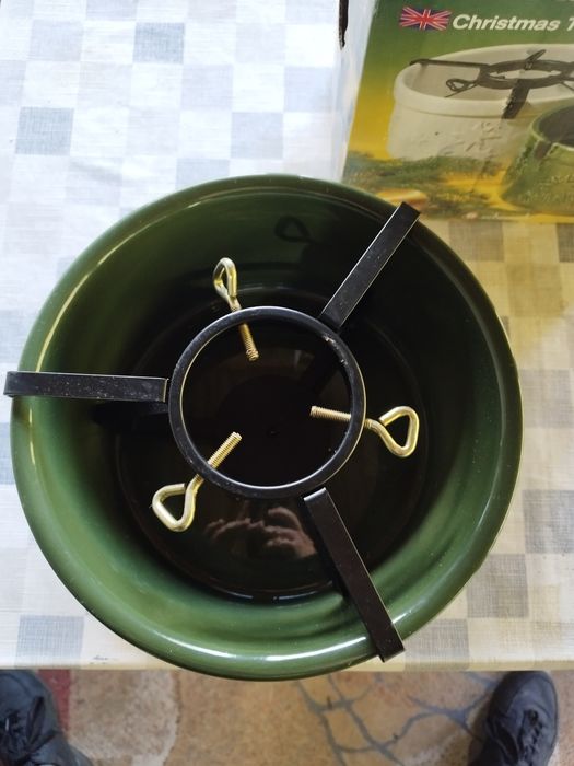 Ceramiczny stojak pod choinkę.