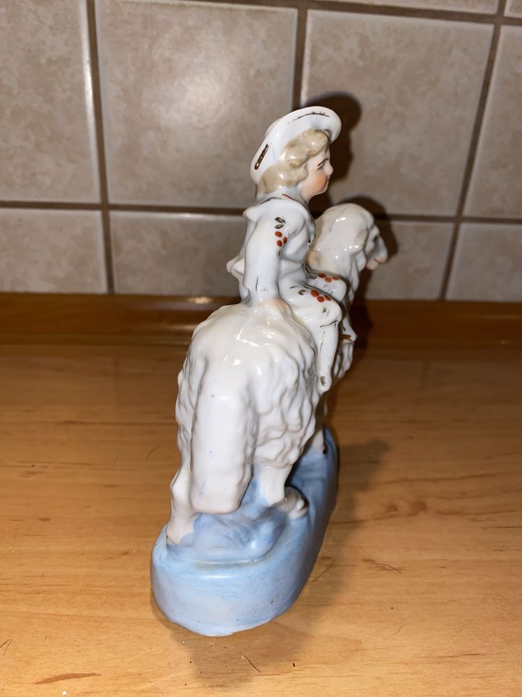 Bardzo stara porcelanowa figurka