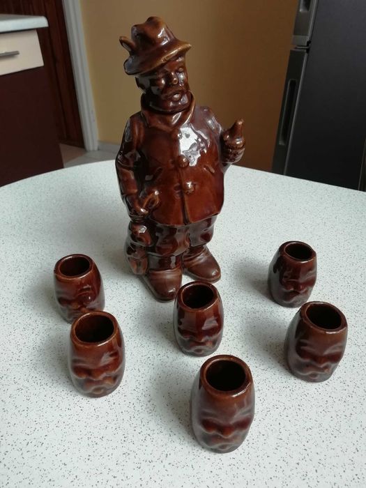 Karafka kamionka do alkoholu i kieliszki z czasów PRL-u
