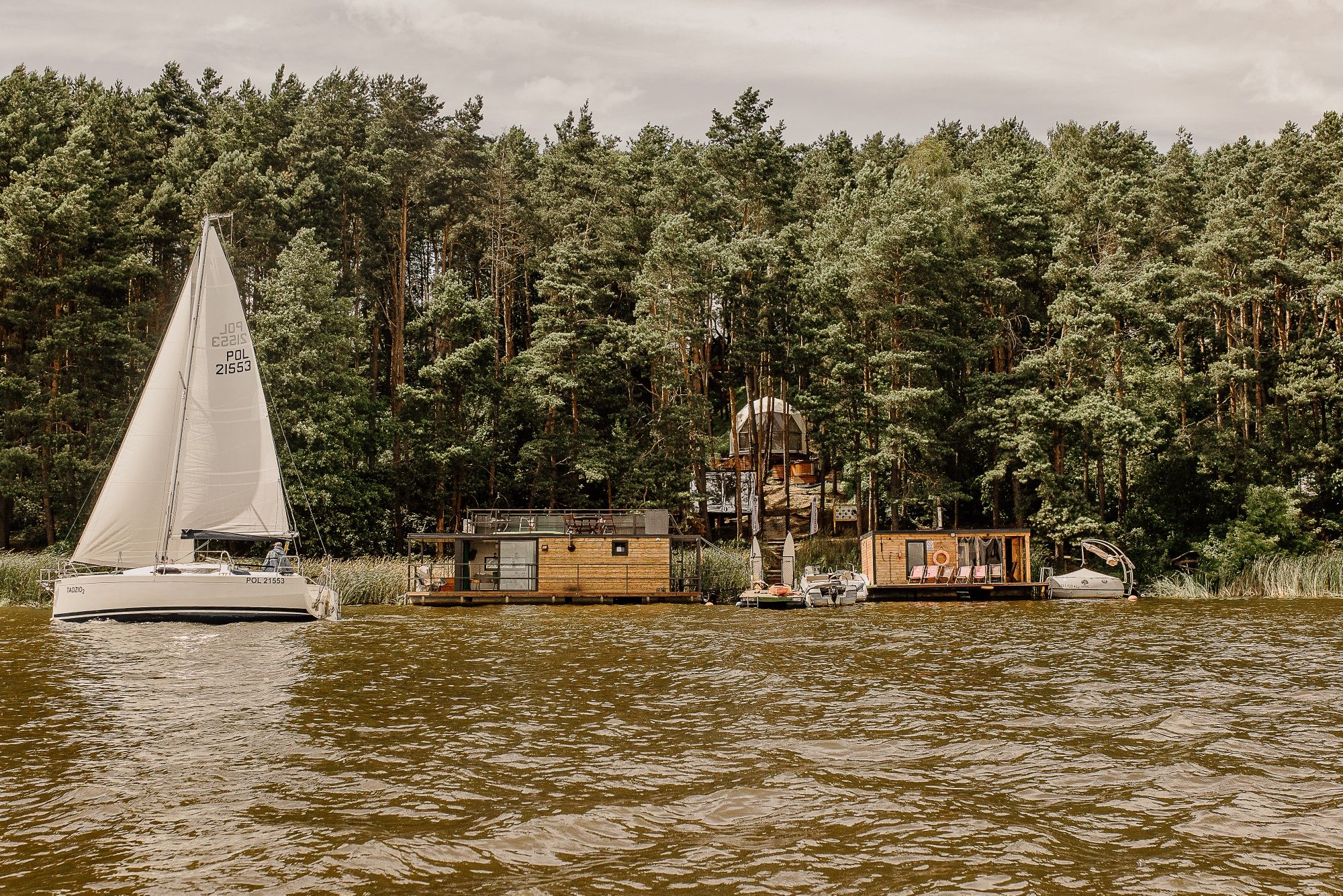 Kopuła glampingowa nad wodą. Domek nad wodą. Na wynajem