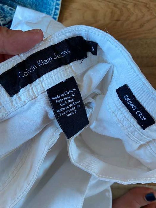 Calvin klein biale spodnie rurki skinny basic capsule xs s 34 36