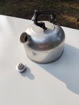 Aluminiowy czajnik z okresu PRL-U