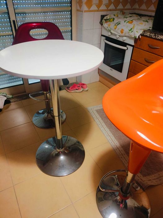 Conjunto Mesa Alta + 2 Cadeiras Bar
