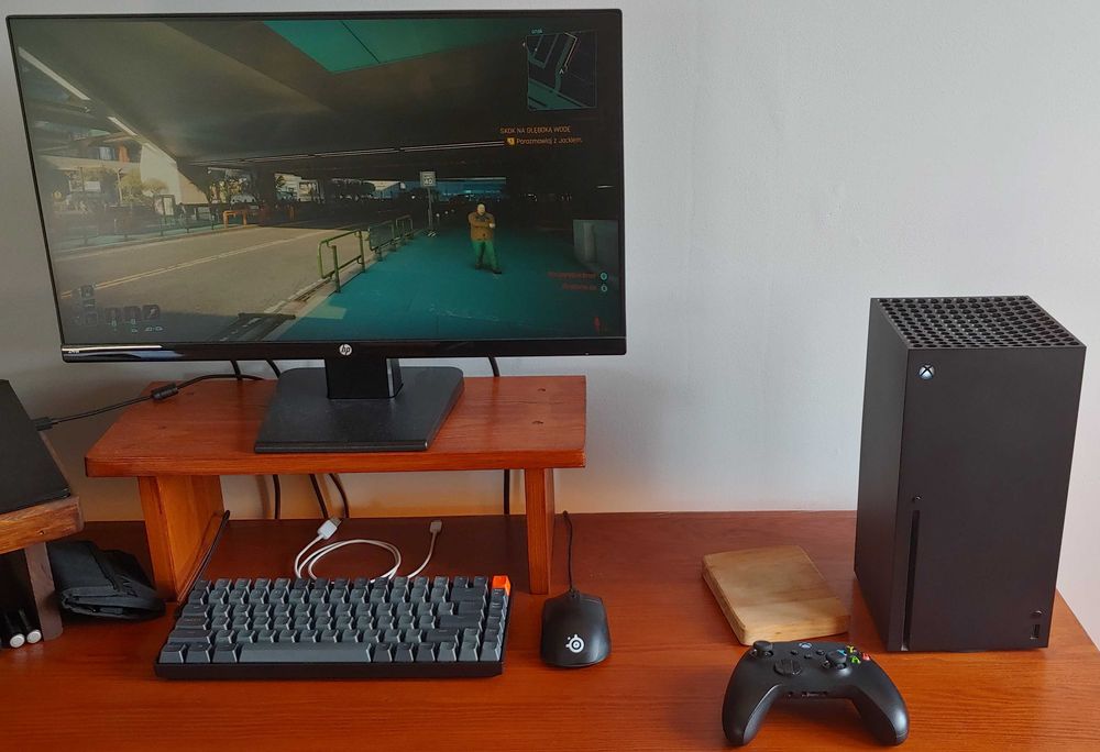 Konsola Xbox series X z grą Cyberpunk 2077