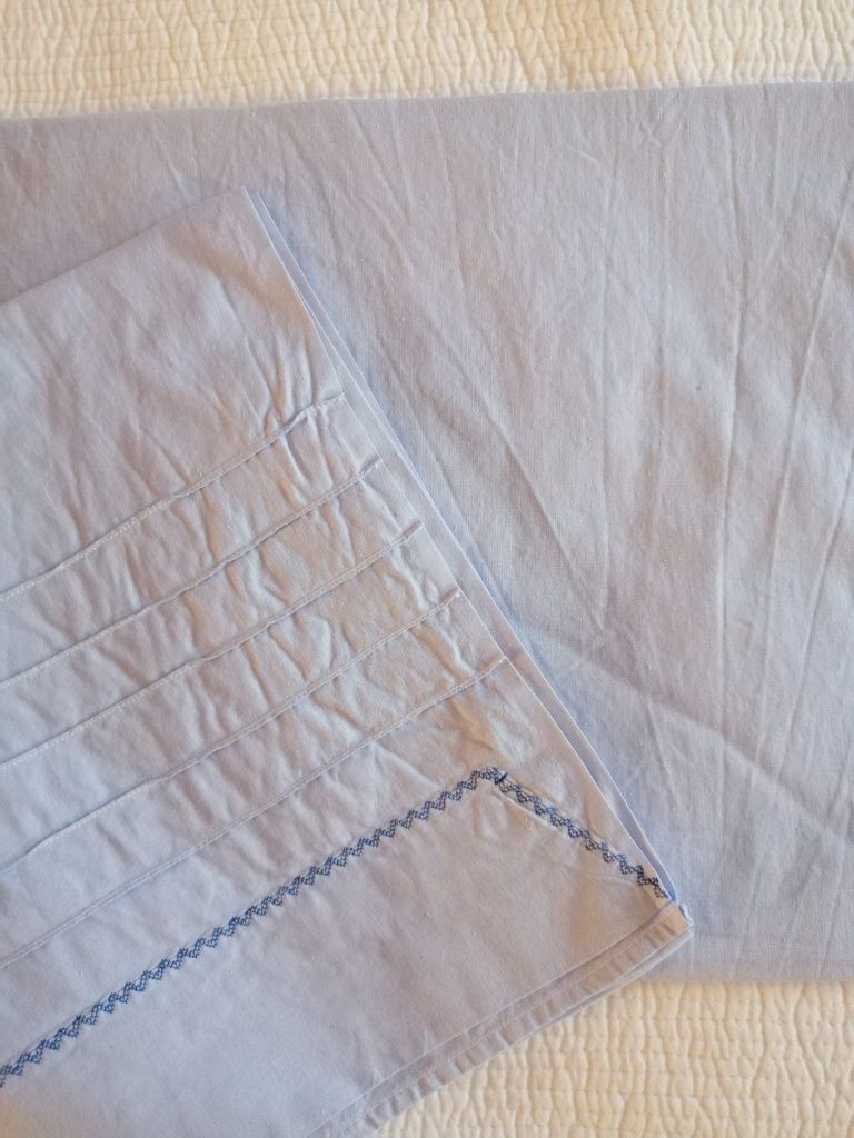 2 Lençóis antigos branco e azul com 4 fronhas