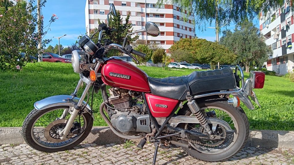 Moto Suzuki GN 250 Lisboa