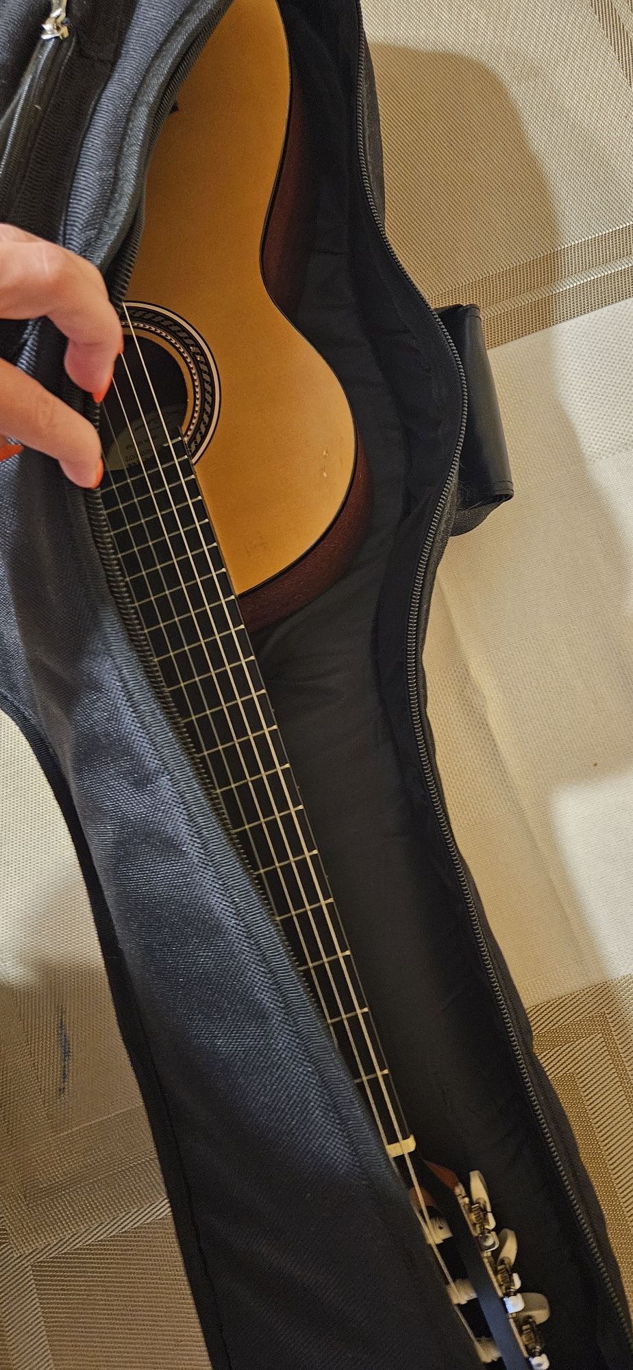 Gitara z pokrowcem.
