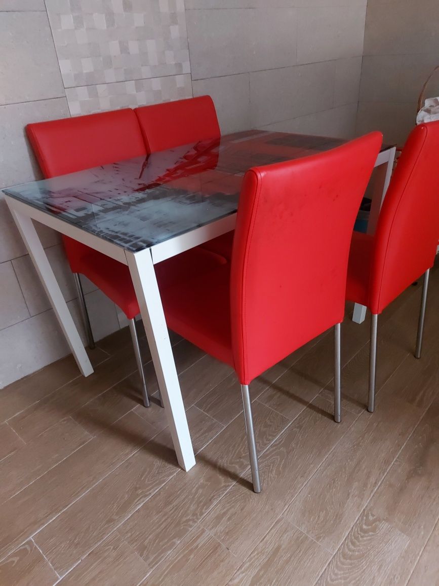 Tenho uma mesa de cozinha e 4 cadeiras para venda