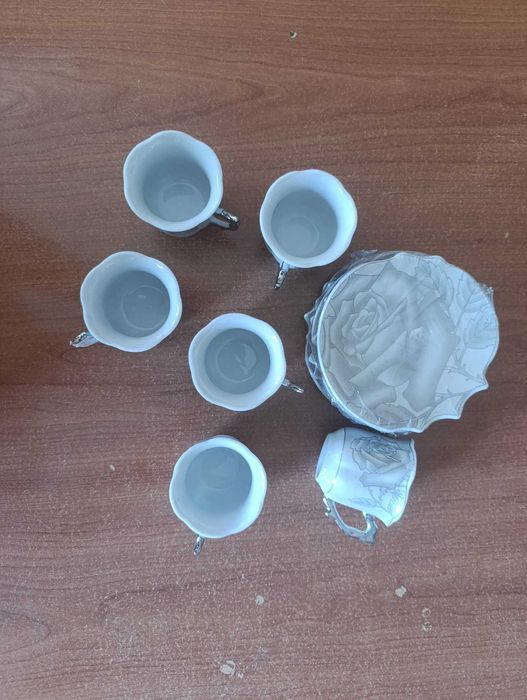 Conjunto de 6 chávenas com pires em porcelana – Detalhes prateados