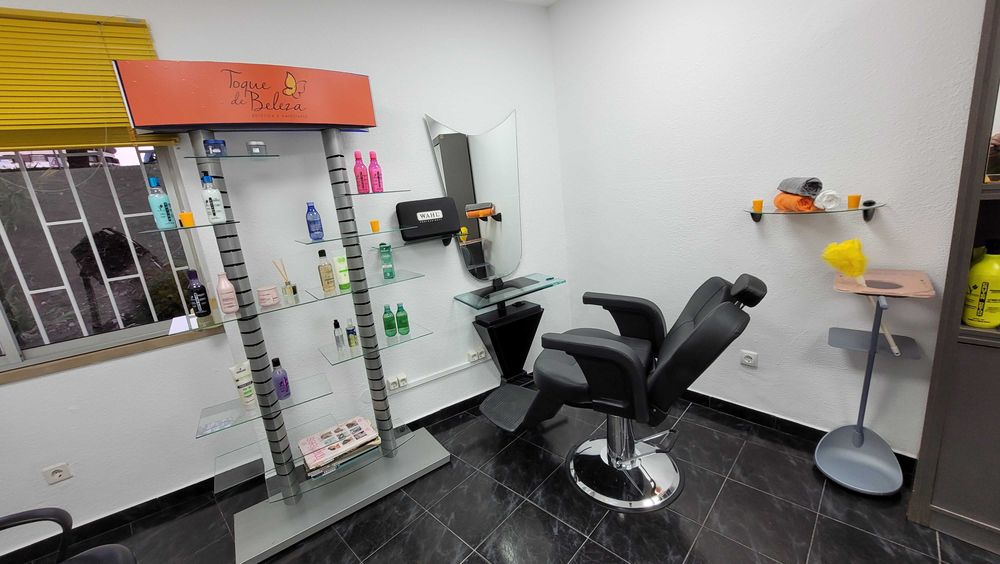 Cabeleireiro   e Barbeiro Carnaxide  pronto começar trabalhar