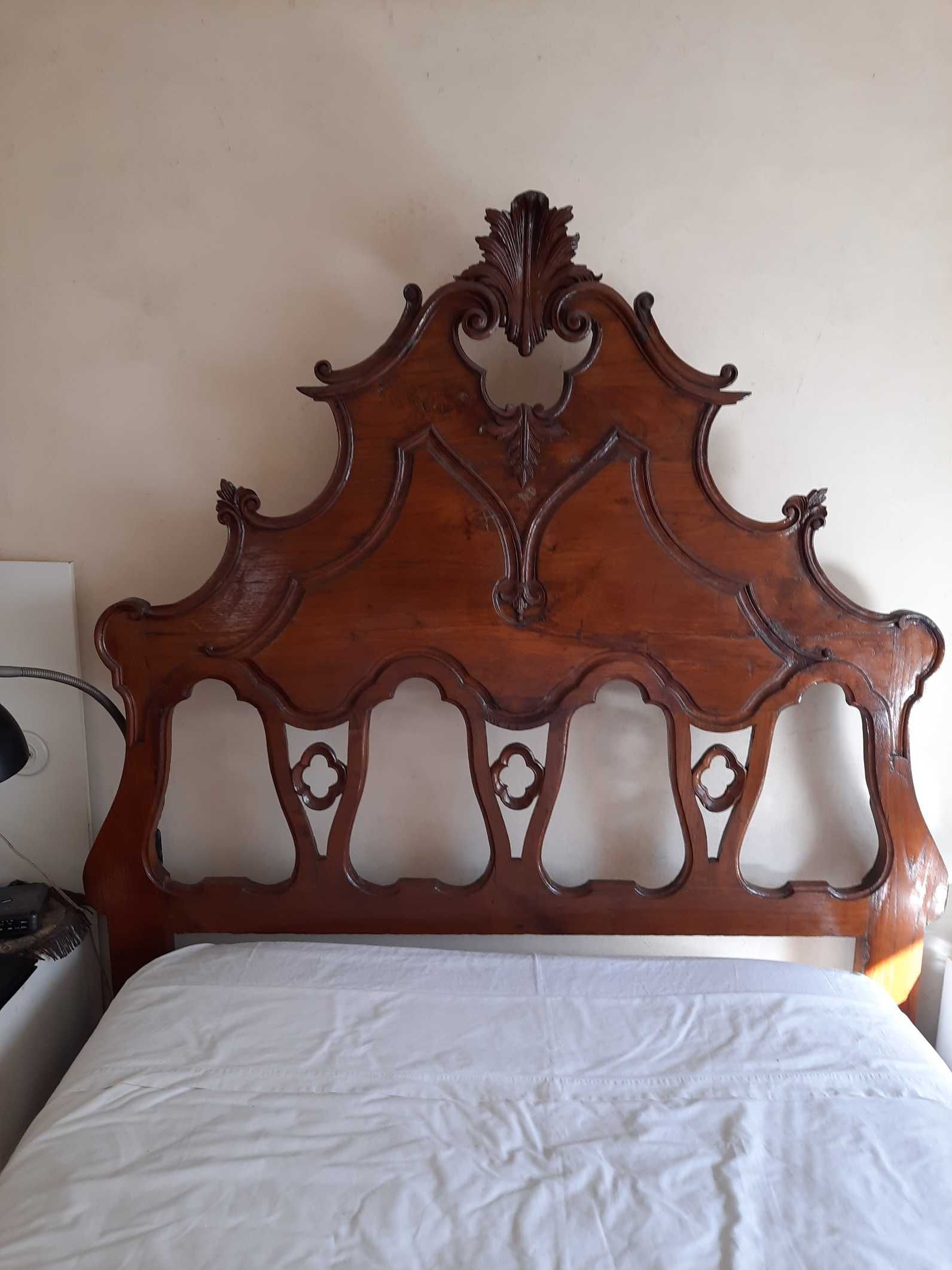 Cama de madeira maciça e respectivo colchão