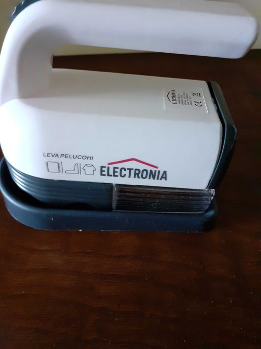 1 máquina tira borbotos, 1 cx Caldas, 2 leques e 2 decorações natal