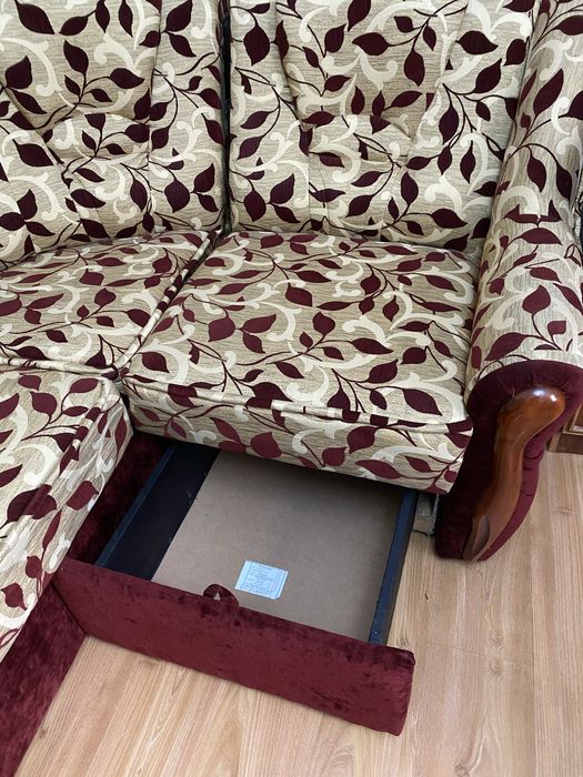 Диван мʼякий кутовий червоного кольору