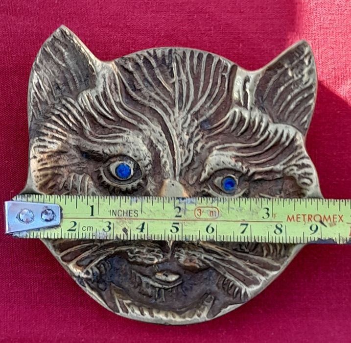 Antigo cinzeiro com formato de cabeça de gato