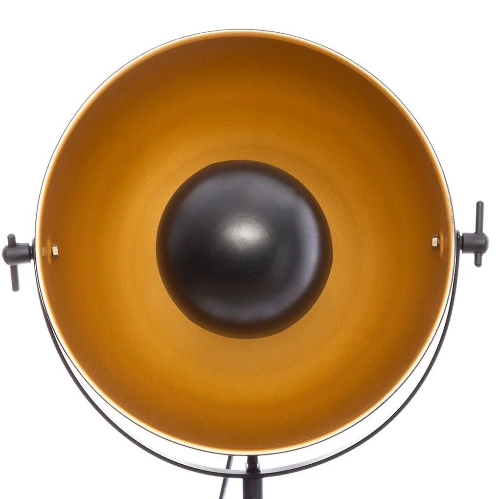 Candeeiro de pé preto e dourado com tripé