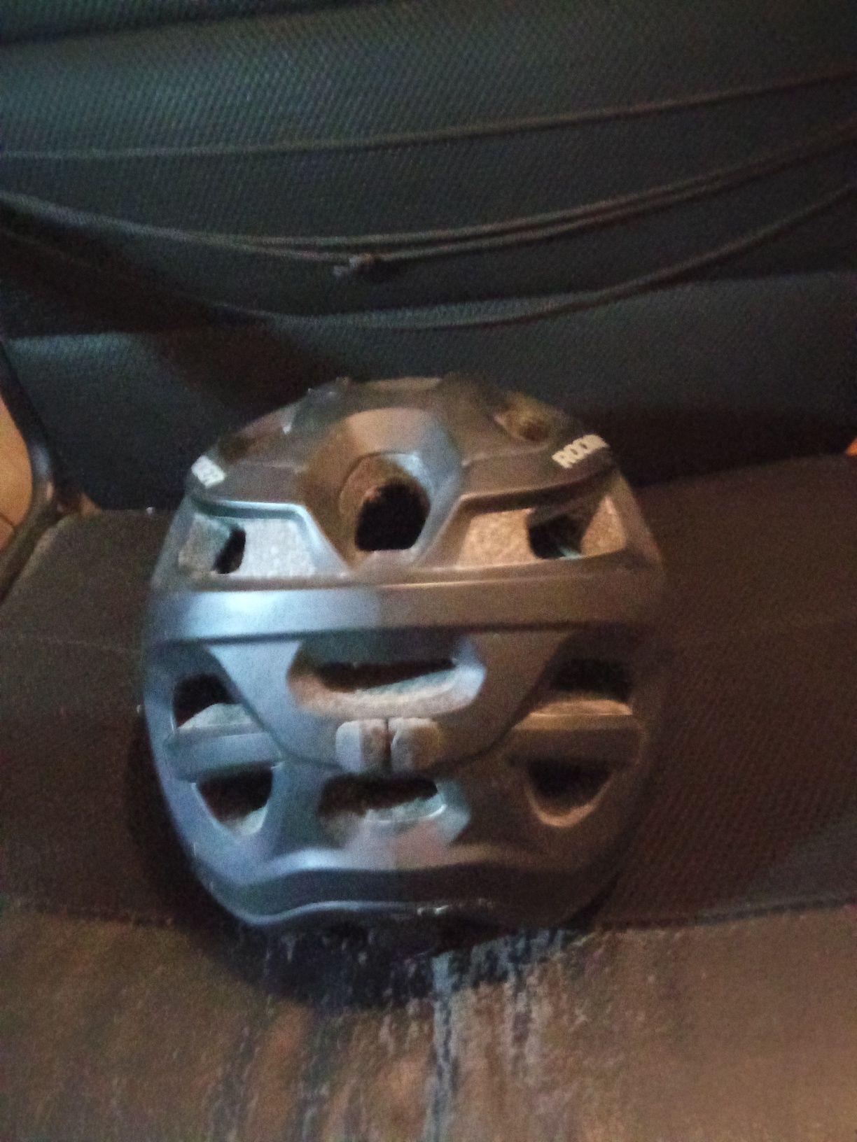 É um capacete de bicicleta da rockrider 55-59cm