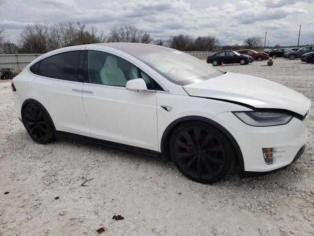 Tesla Model X 2019 року випуску