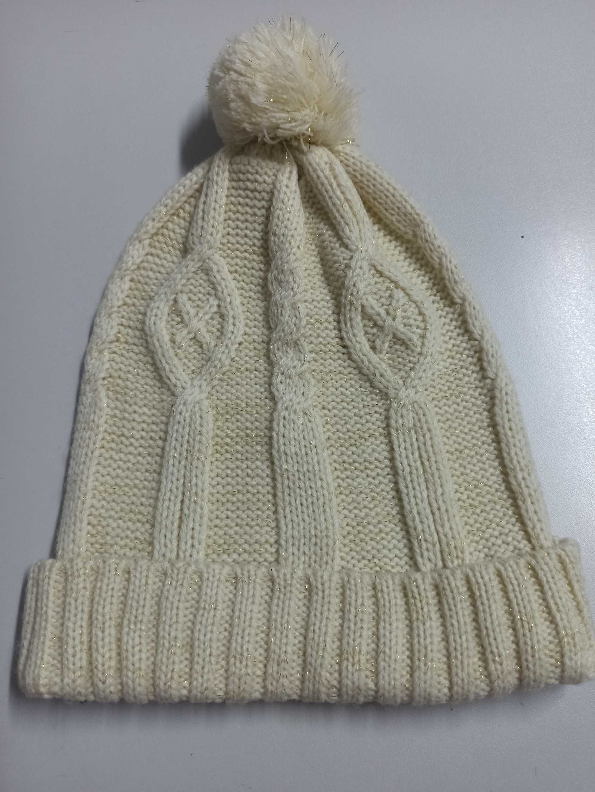 Kremowa czapka zimowa z pomponem