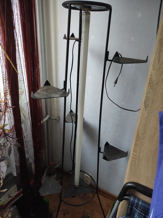 Lampa stojąca z prętów.