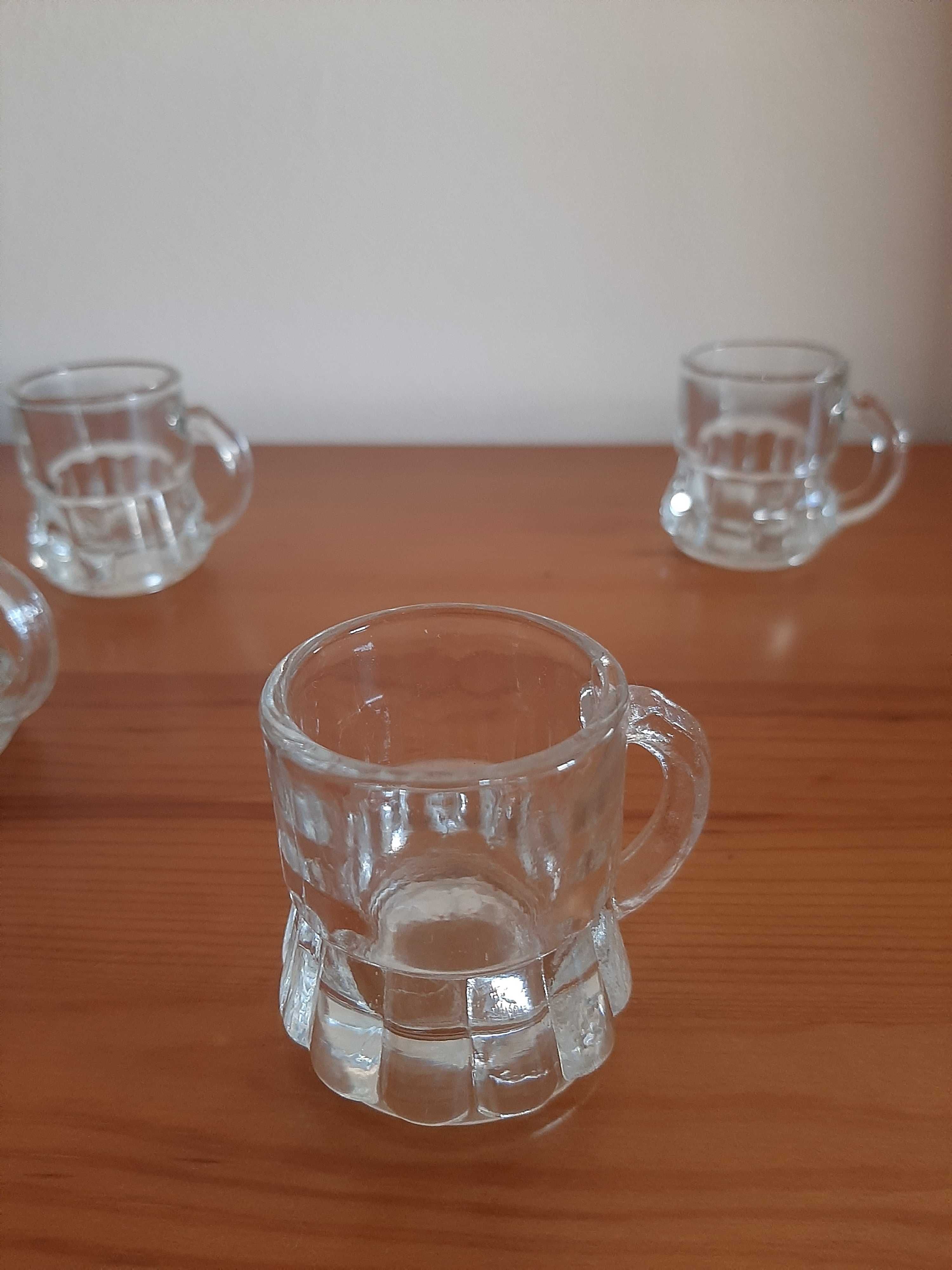 Conjunto de pequenas canecas em vidro  para digestivos e caneca grande