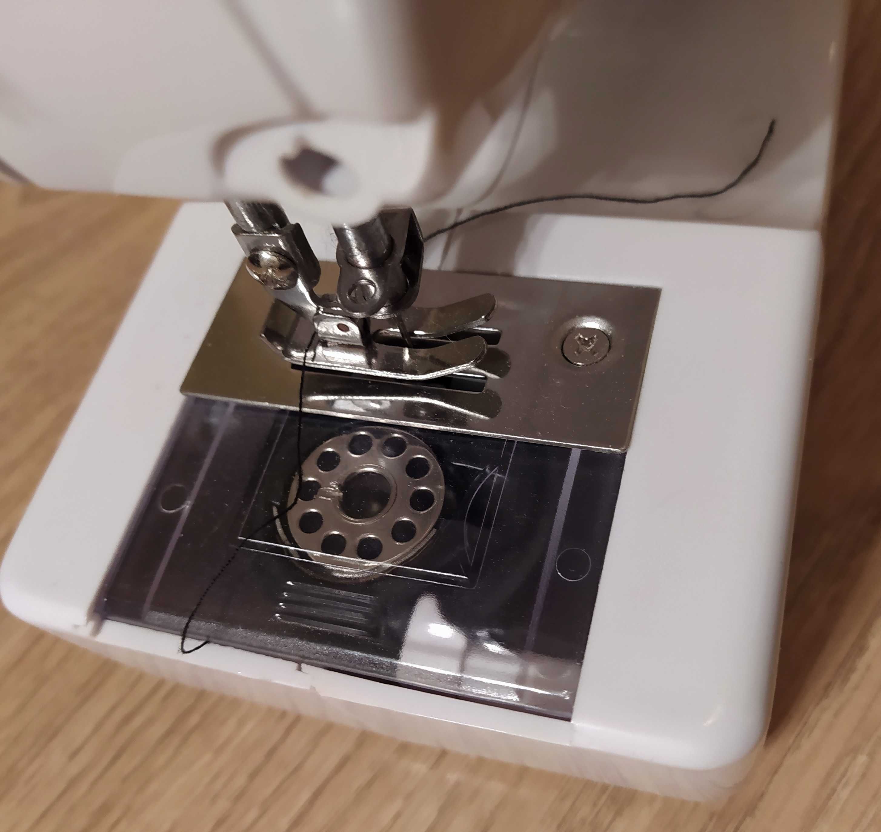 Портативная швейная машинка