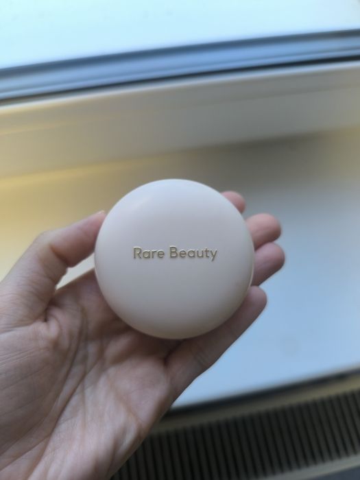 Rozświetlacz Rare Beauty Soft Pinch w kolorze Hope