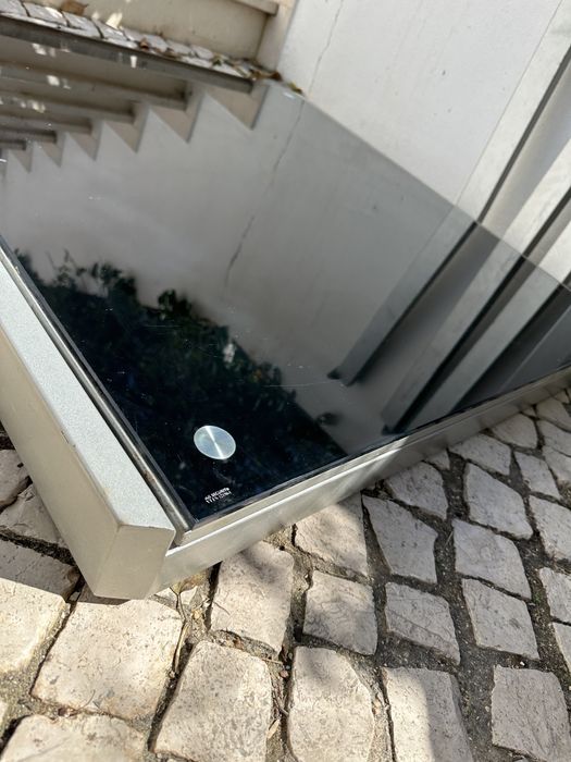 Mesa extensível. Tampo em vidro preto.