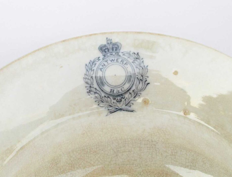 Antigo prato fundo Inglês Hope & Carter com monograma "C de M"