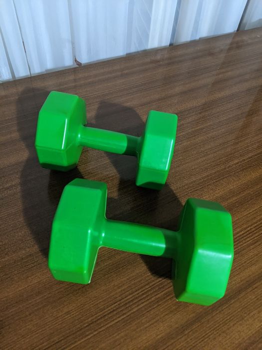 Гантелі по 2 кг кожна.