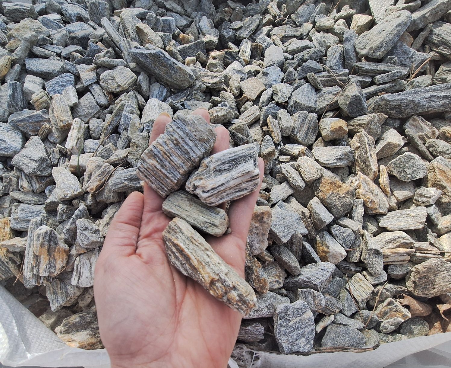 Kora kamienna szara brąz tona z dostawą gnejsowa kamień naturalny grys