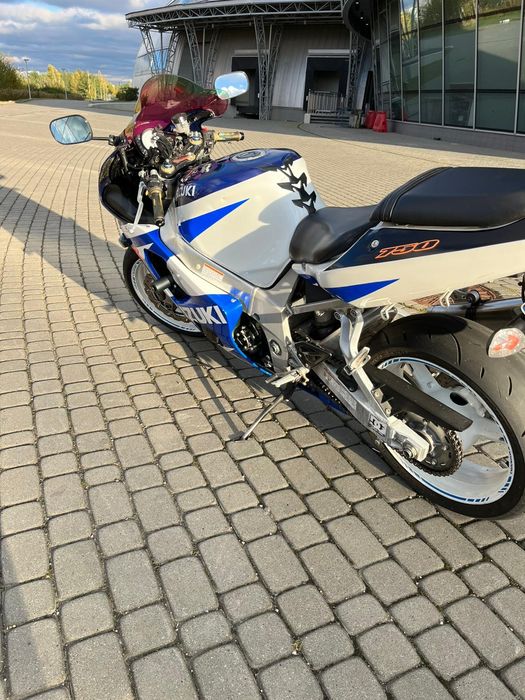 Suzuki gsxr k1 750