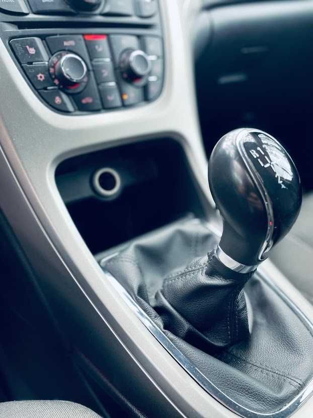 Opel Astra J kombi z małym przebiegiem
