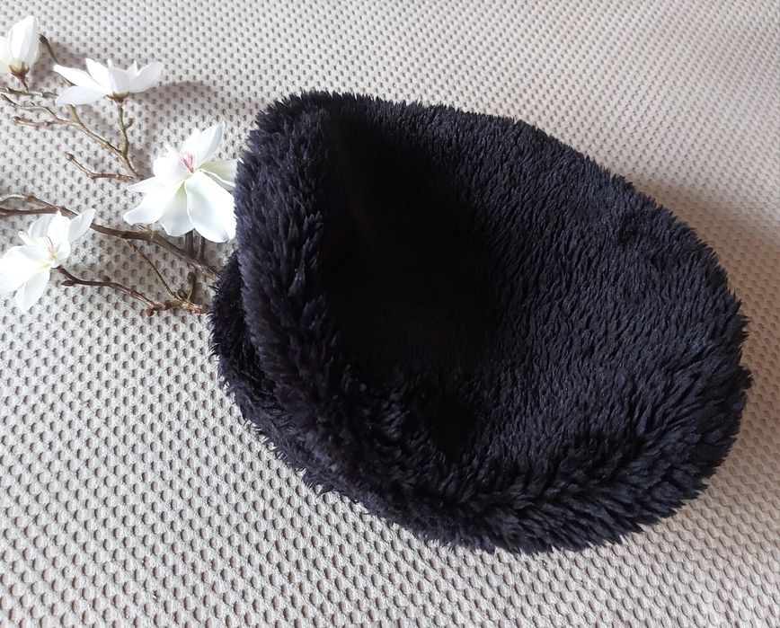 Ciepła,  czarna czapka ze sztucznego futerka