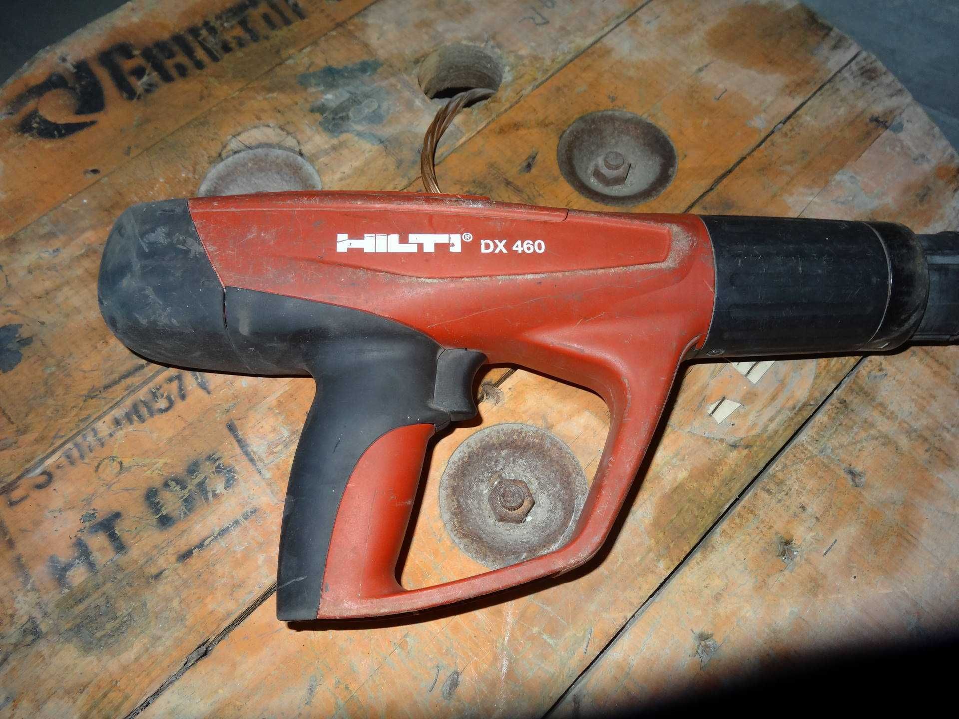 Máquina de pregos Hilti DX460 e serra de sabre Hilti SR4-A22