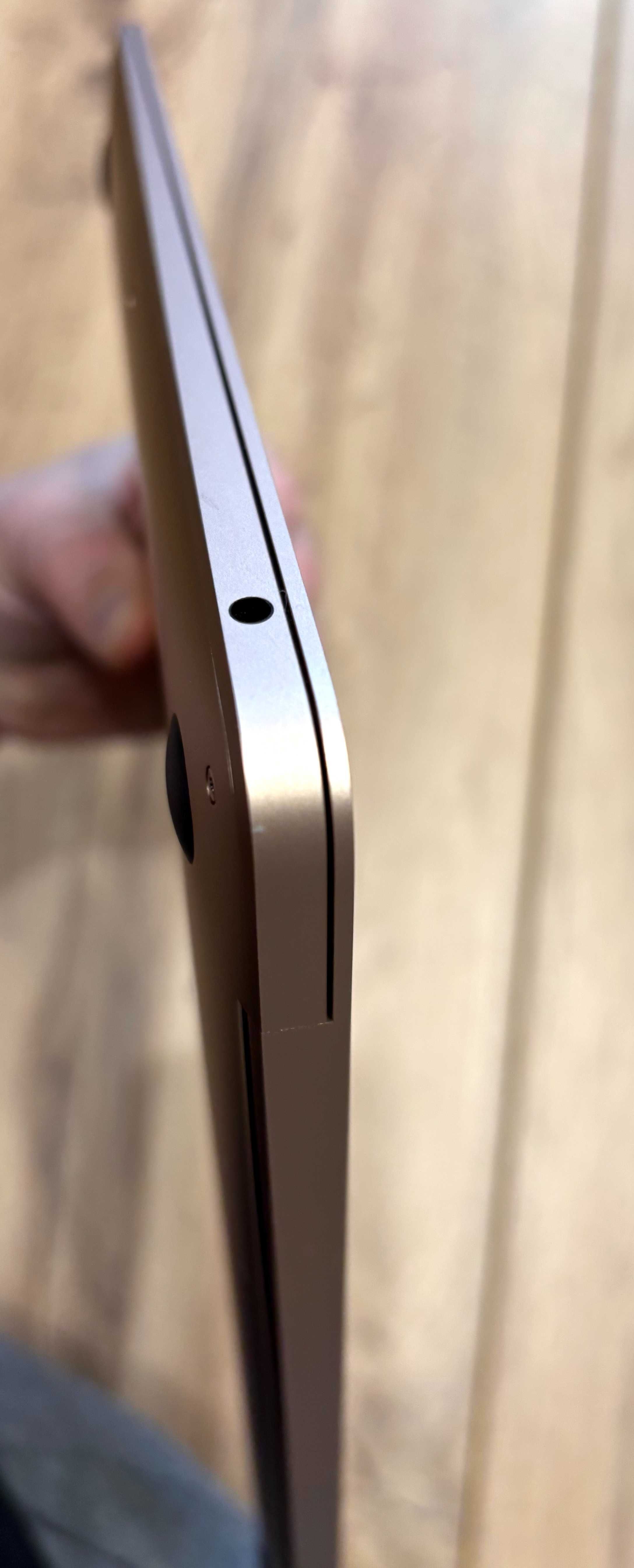 Macbook Air 13" w kolorze Rose Gold z procesorem Apple M1 2020r