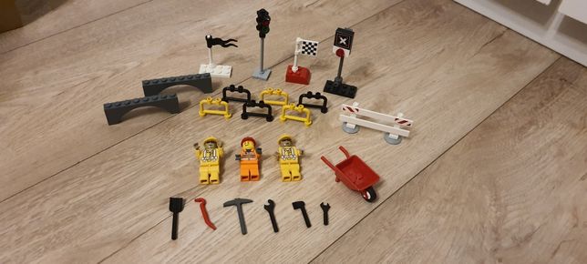 Klocki LEGO (nie tylko) Robotnicy - figurki, taczka i akcesoria